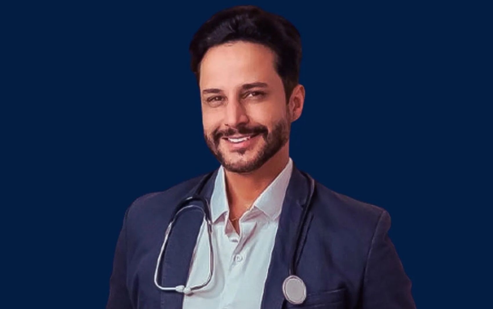 Médico formado no exterior, pioneiro em harmonização e 10 mil alunos: veja como suspeito de causar lesão grave a paciente se apresentava
