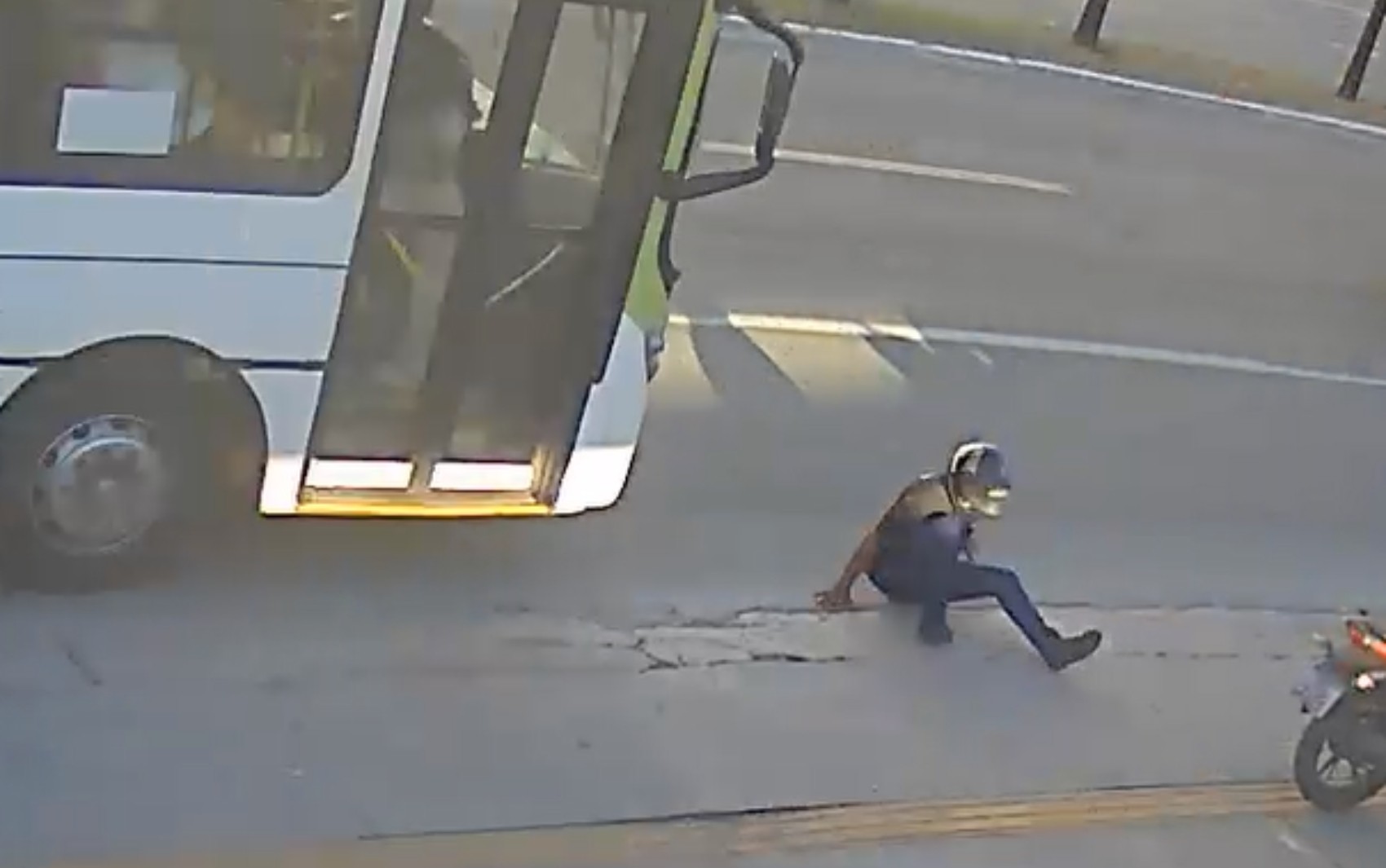 Passageiro morre após se desequilibrar ao descer de moto, cair e ser atropelado por ônibus; vídeo