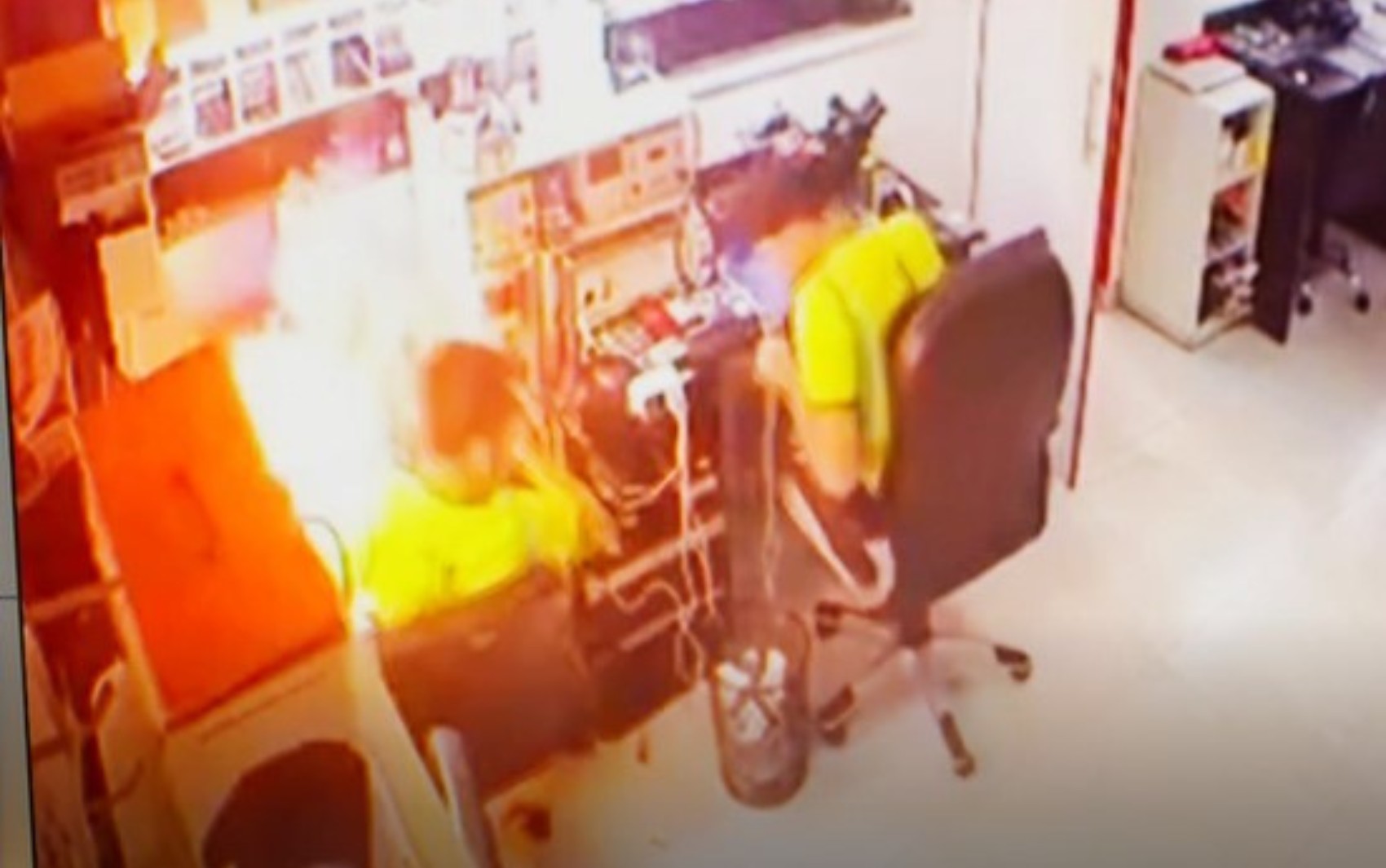 Bateria de celular explode na mão de técnico em Aparecida de Goiânia; vídeo