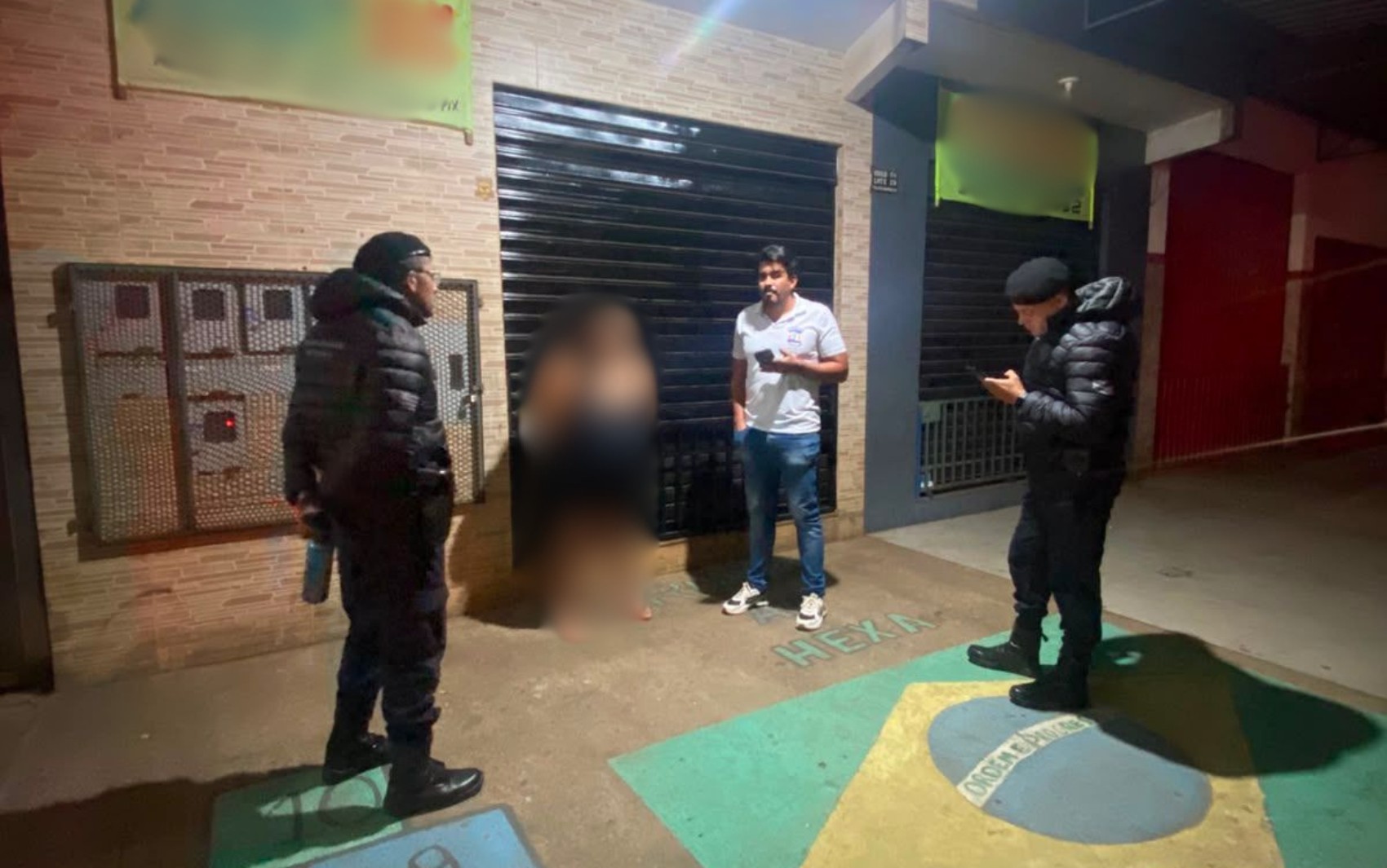 Mãe é encontrada em bar após vizinhos denunciarem que filhos dela, de 2 a 8 anos, estavam sozinhos em casa 