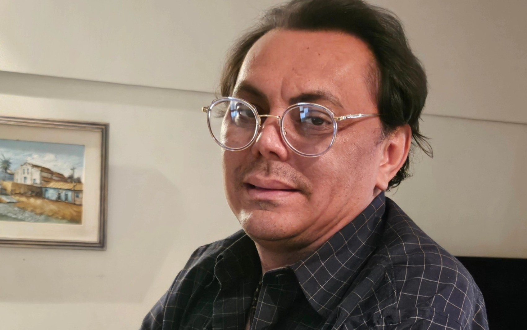 Jornalista Delson Carlos foi morto a facada após discussão envolvendo duas mulheres em apartamento, diz polícia