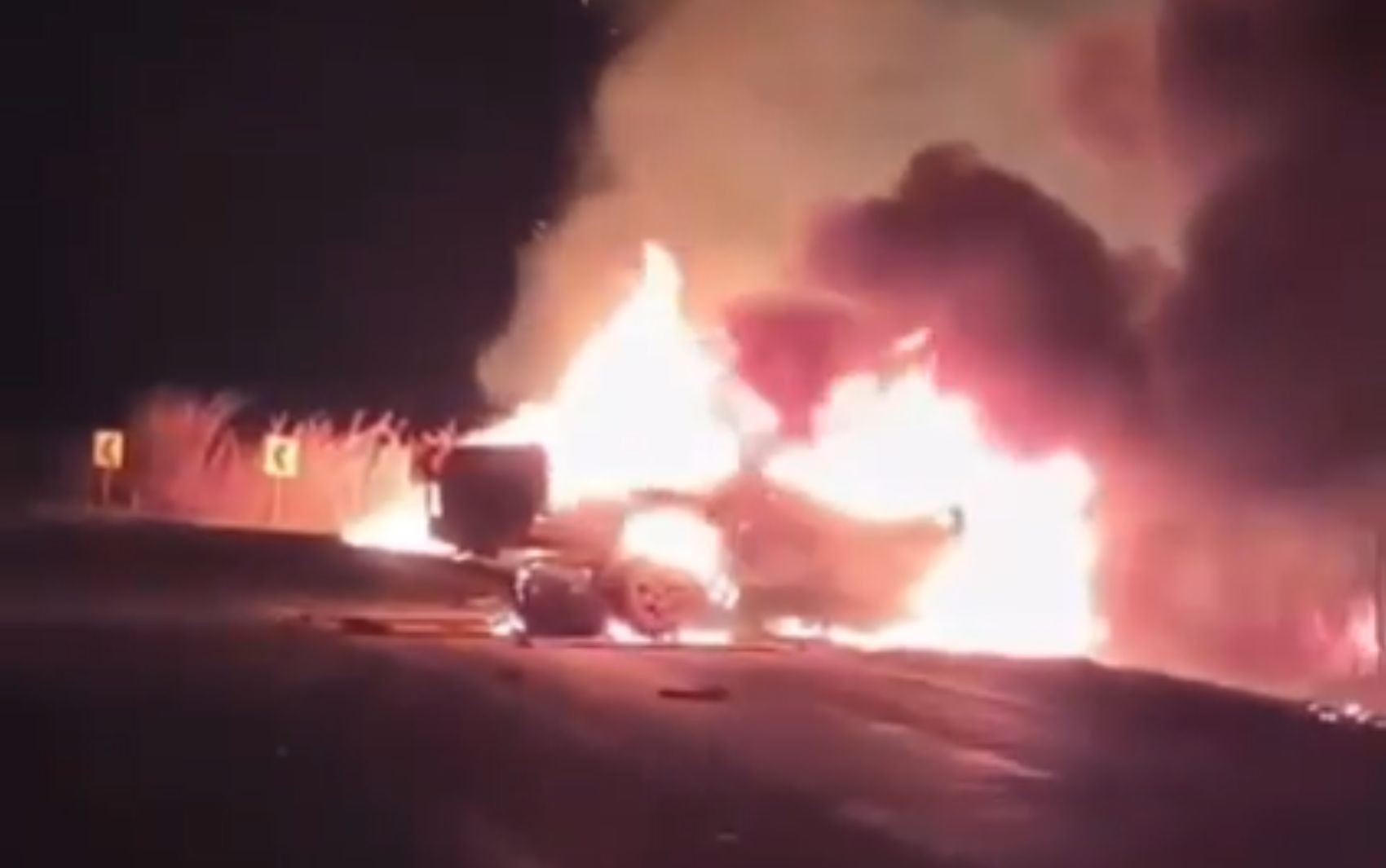 Caminhonetes batem, pegam fogo, e uma pessoa morre; vídeo