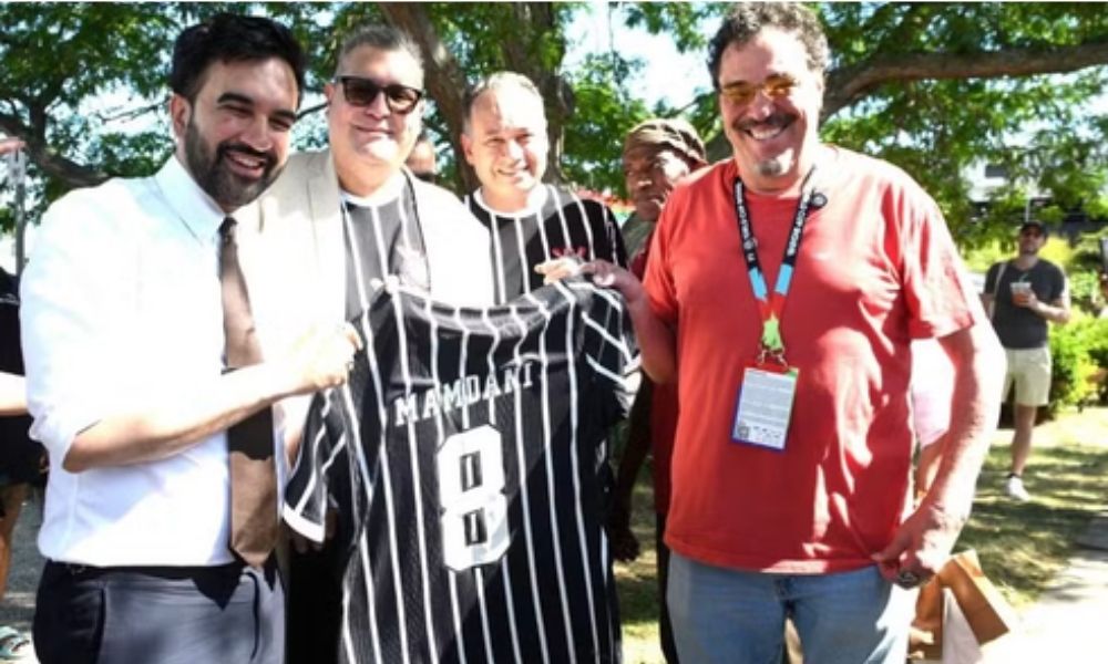Casagrande presenteia prefeito de Nova York com camisa do Corinthians