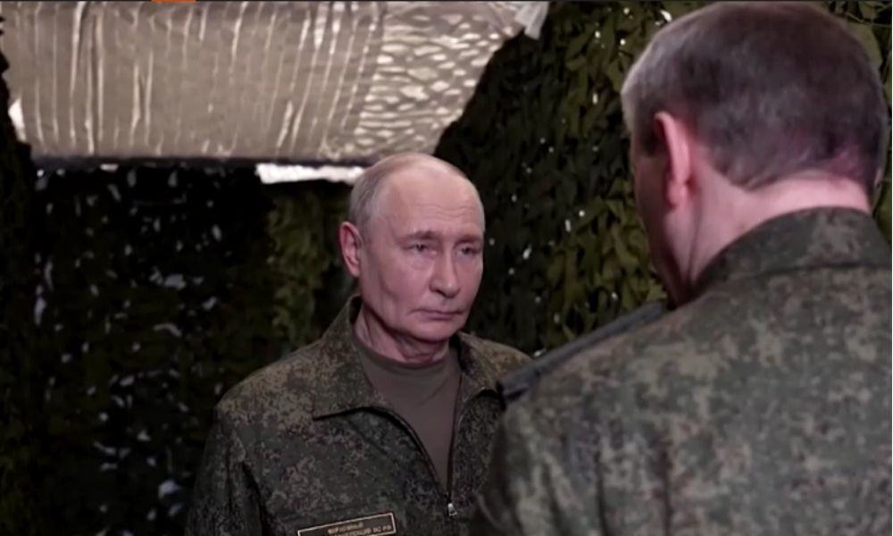 Putin aparece de uniforme militar, e porta-voz russa sinaliza endurecimento da guerra