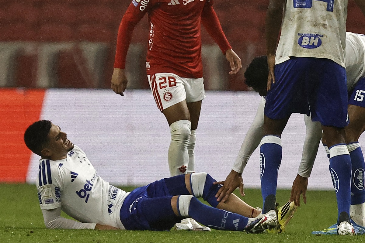 Gabriel Pec sofre fratura na perna em estreia oficial pelo Cruzeiro; veja vídeo